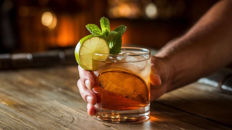 Comment boire un rhum arrangé : guide pratique et conseils savoureux