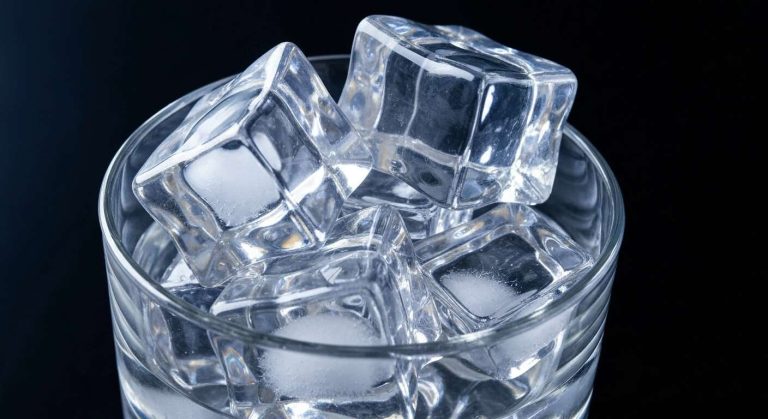 Cette astuce pour faire des glaçons transparents comme du cristal est bluffante