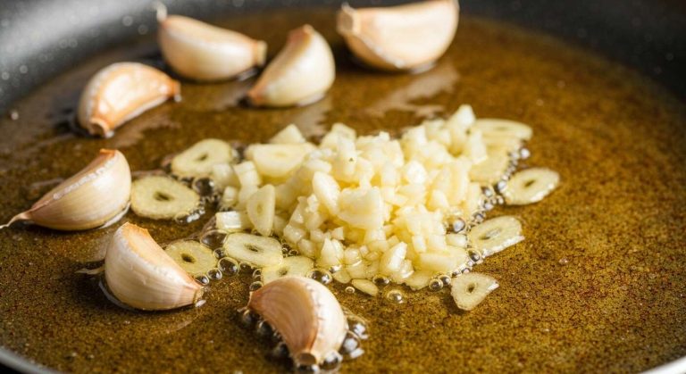 L'erreur de mettre l'ail haché trop tôt dans l'huile chaude, ce qui le fait brûler et le rend très amer