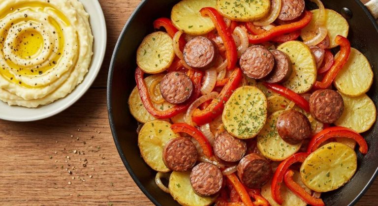 Un plat unique en 25 minutes ? Cette poêlée de pommes de terre, poivrons et merguez